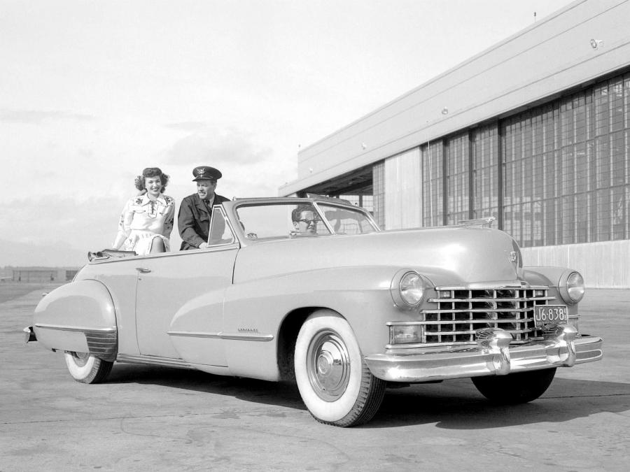 Cadillac Series 62 Convertible 1946 года  (фото 2 из 15)